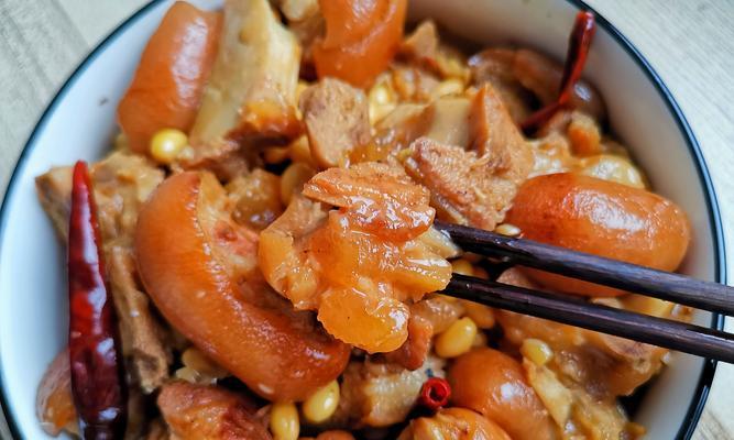 猪蹄炖烂糯，美味佳肴的制作秘诀（以猪蹄为主角，炖出口感烂糯的独特风味）