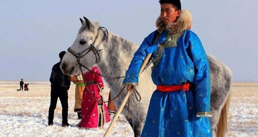 蒙古族喜爱的衣服颜色及文化象征（蒙古族衣服颜色选择的原因与意义）