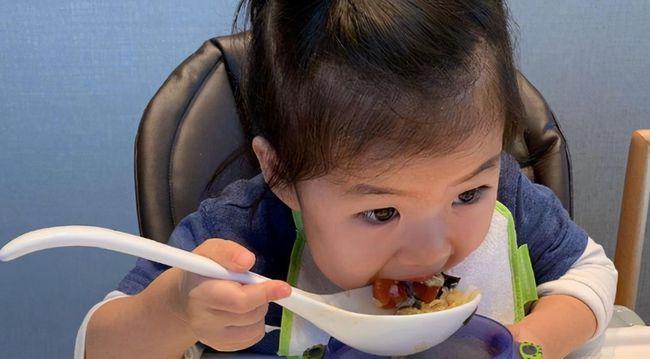 小孩吃东西噎着了，急救方法及预防措施（教你如何应对小孩噎食事件）