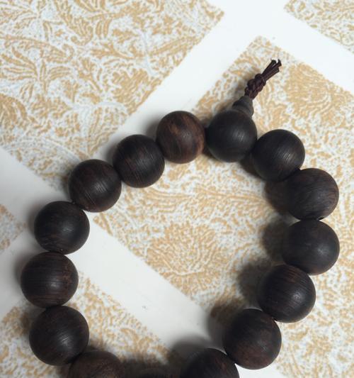 探秘鉴定沉香的技巧（教你如何识别纯正的沉香材料）