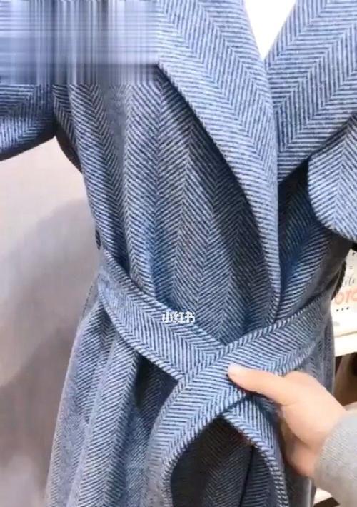 优雅大方的大衣腰带蝴蝶结系法（通过蝴蝶结系法让你的大衣更加时尚和引人注目）