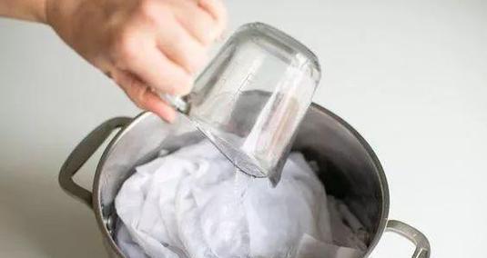 用漂白水洗衣服的正确方法（让你的衣物焕然一新）