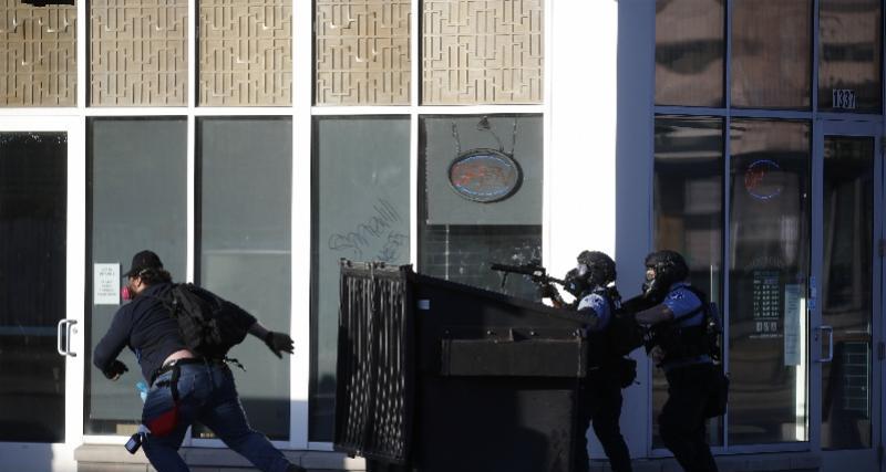 美国警察暴力执法的原因是什么？如何改善警察与社区的关系？