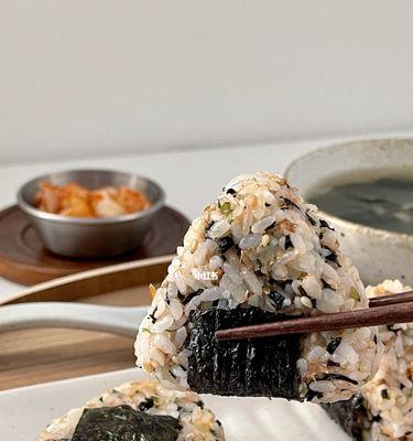 金枪鱼饭团怎么做才好吃？有哪些简单易学的食谱推荐？