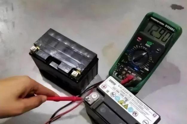 电瓶损坏导致充电器不工作的原因是什么？