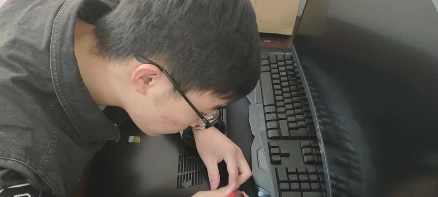 我的联想y50如何拆硬盘？有视频教程吗？
