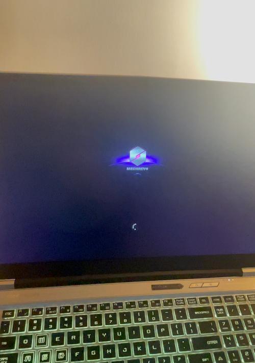 电脑屏幕一条一条逐渐变黑的原因是什么？
