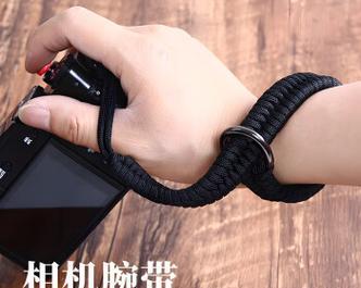 索尼照相机挂绳带怎么安装