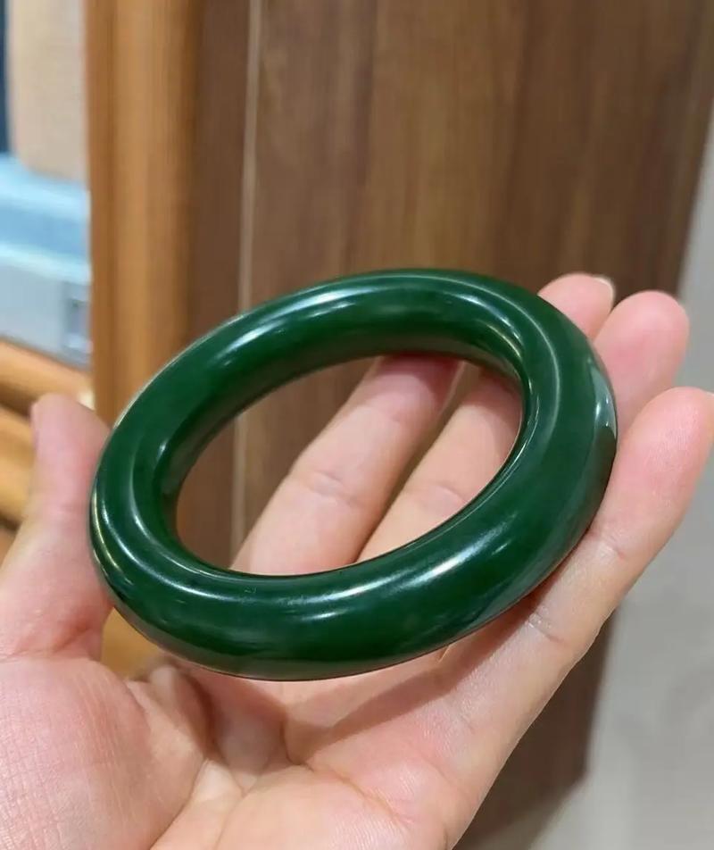 手环佩戴过多导致油腻感的原因是什么？